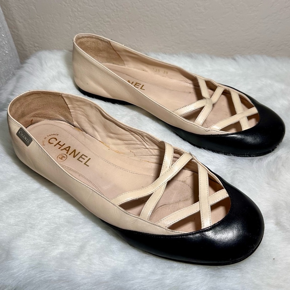 Chanel Women's Black and Cream Ballet Flats